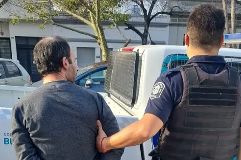 El policía de 38 años fue arrestado luego de intentar escapar.
