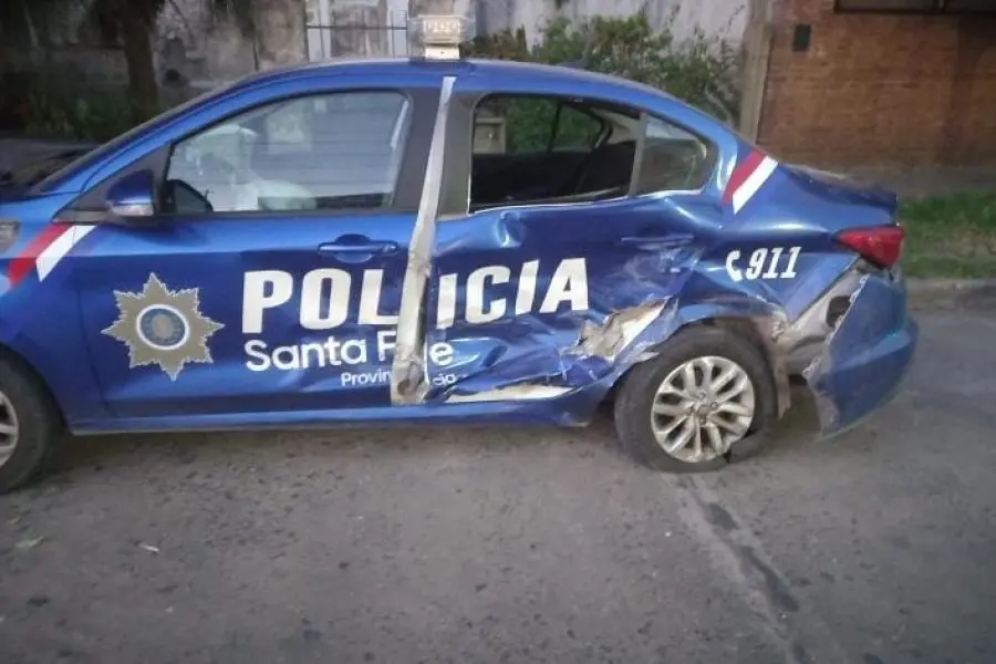 Patrullero chocado, destrozos y policías heridos por desquiciado con cuchilla en San Lorenzo