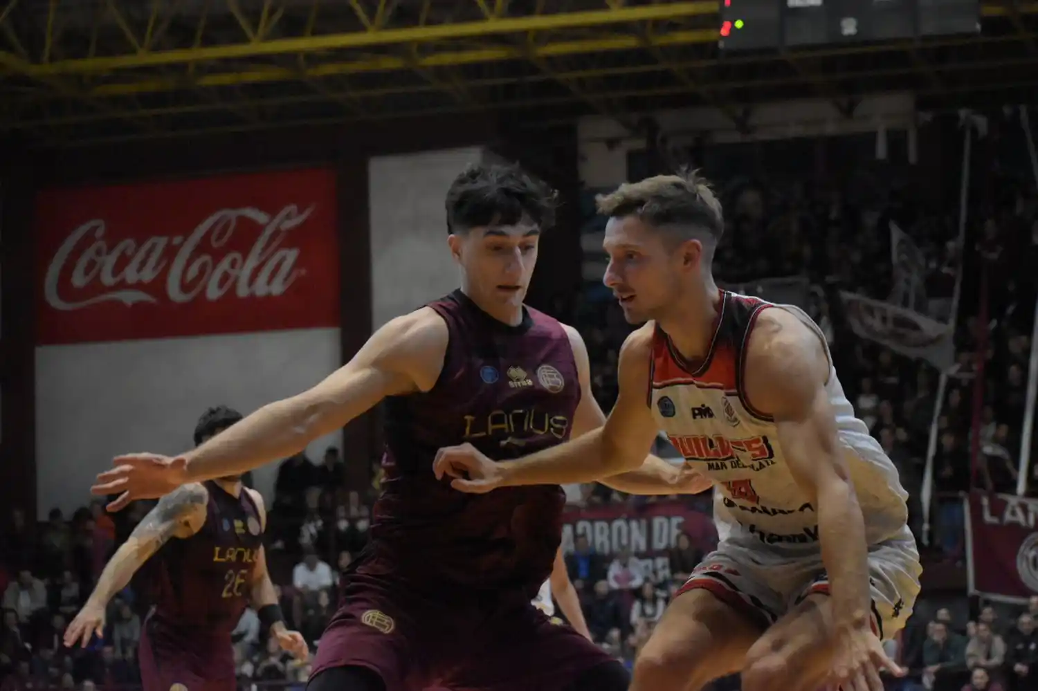 Emilio Gimenez en ataque (Foto: Prensa Lanús)