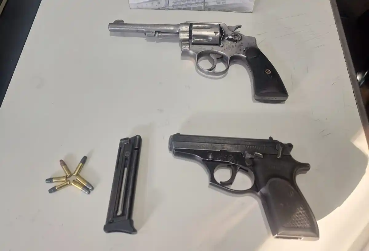 En el procedimiento se secuestró un revólver calibre .38 y una pistola Bersa Thunder calibre .22.
