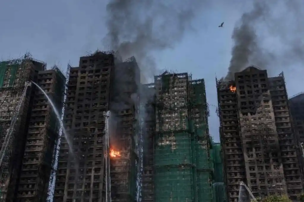 Edificios de Hong Kong envueltos en un terrible incendio el miércoles 26 de noviembre.  (AFP or licensors)