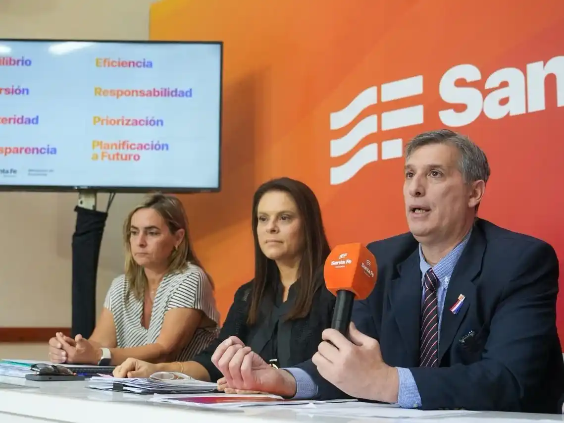 Olivares junto al equipo de Economía, brindó detalles del Presupuesto provincial 2026.