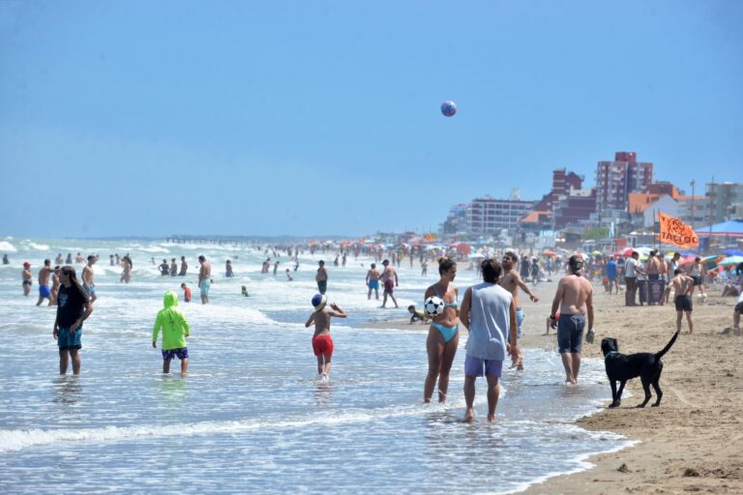 Veraneantes en una playa de Villa Gesell.