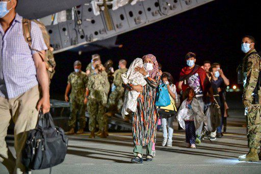 ¡EL TERROR CRECE DÍA A DÍA! Al menos 42 mil personas han sido evacuadas de Afganistán