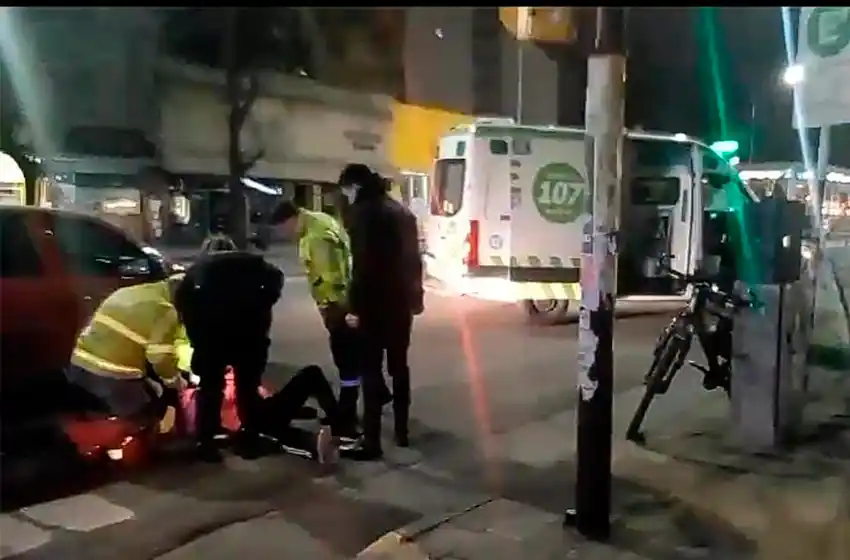 Ciclista en contramano y cruzando en rojo fue embestido por un Palio