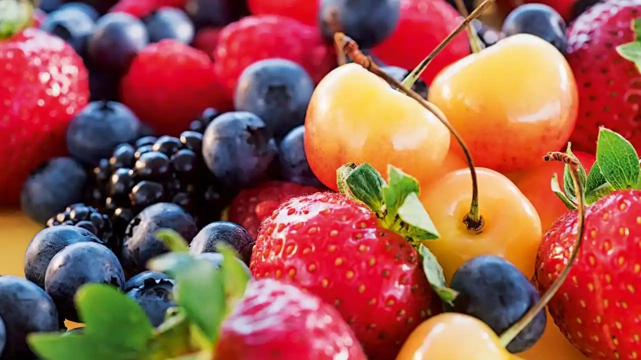 Recomiendan lavar bien los alimentos antes de consumirlos y, para quienes buscan reducir aún más la exposición, optar por productos orgánicos cuando sea posible.