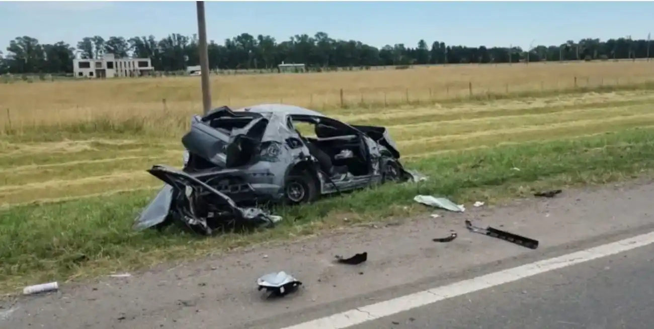 El Volkswagen Gol Trend involucrado quedó destruido tras el impacto frontal en la ruta 3.