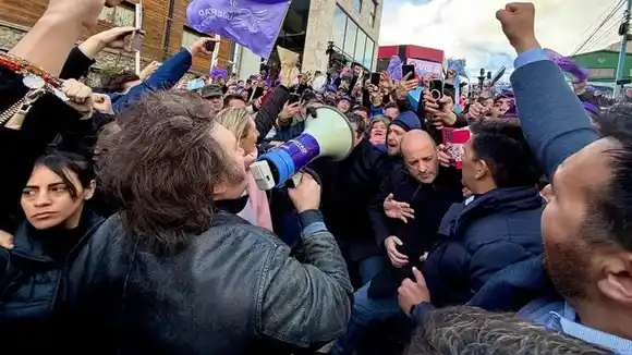 Javier Milei suspendió el acto electoral en Ushuaia por manifestaciones gremiales y opositoras