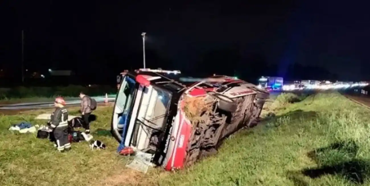 Diez de los 35 pasajeros debieron ser trasladados de urgencia al Hospital San Benjamín de la ciudad de Colón, con fracturas y politraumatismos.