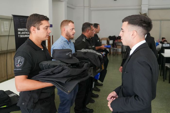 Santa Fe invirtió $33.000 millones y entregó equipamiento completo a 811 nuevos suboficiales - 2