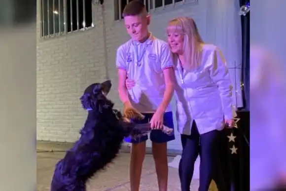 La historia de “La Negrita”, la perra que terminó el primario y recibió su medalla