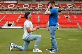 “Próximamente, marido y marido”, escribió el jugador en su cuenta de Instagram