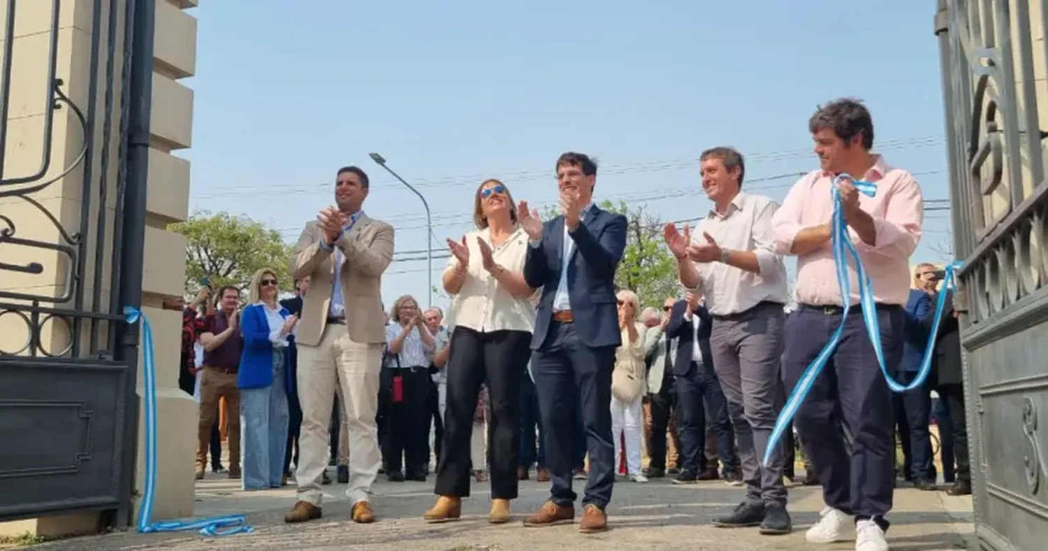 Autoridades provinciales, locales y ruralistas, en el acto de apertura.