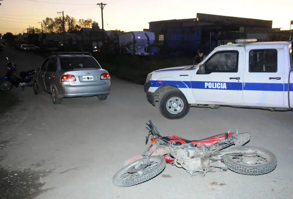 Una madre que viajaba en moto con sus dos hijas fue embestida por un automóvil en la ruta 