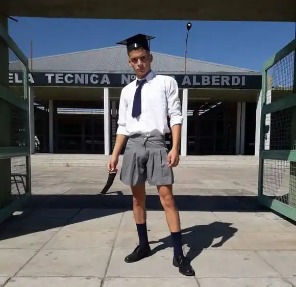 Fue al acto de colación con pollera y lo obligaron a cambiarse