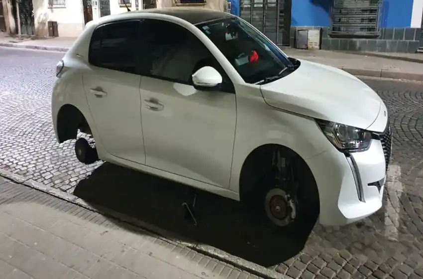 Roba ruedas al acecho: una familia fue a cenar al centro y al regresar encontró el auto con dos llantas menos