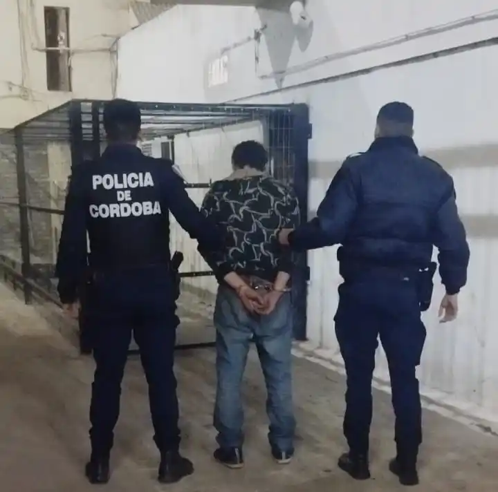 Detenido por intento de robo escoltado por personal de la Departamental San Justo de Policía