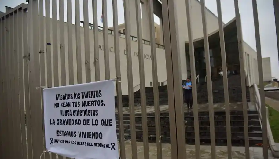 Cartel en el ingreso de Tribunales 2. El juicio ingresa en recta final. (Pedro Castillo / La Voz)