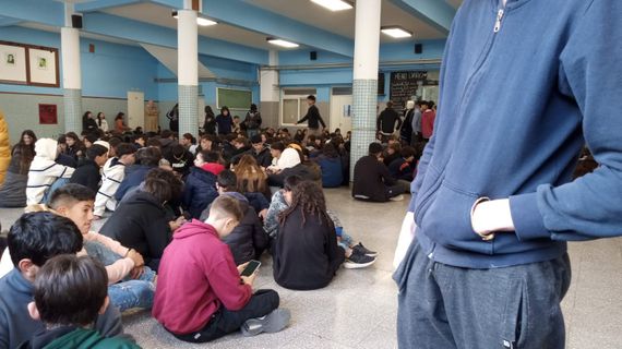 Los alumnos de la Técnica 2 realizaron una sentada por la ausencia de calefacción en el establecimiento