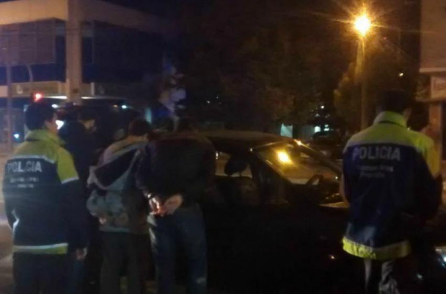 Detuvieron en un remis a cuatro personas armadas y con cocaína
