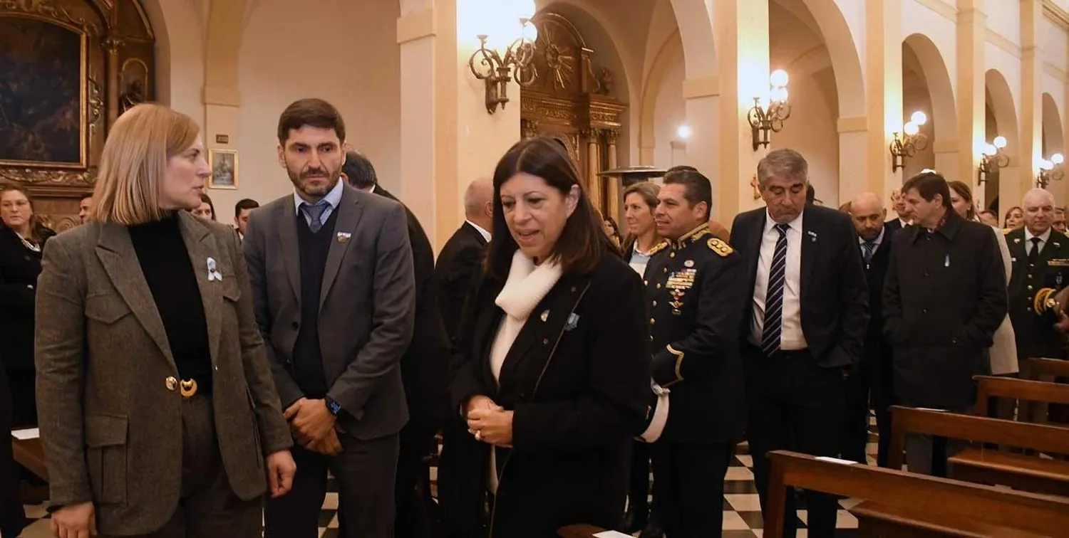 Después del Te Deum, que compartieron dirigentes de distintos partidos, Maximiliano Pullaro dejó abierta la posibilidad de ampliar la composición del "frente de frentes". Foto: Guillermo Di Salvatore