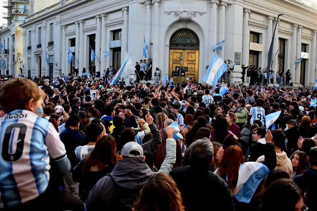 La esquina de Pinto y Rodríguez se colmó de vecinos que festejaron la clasificación.