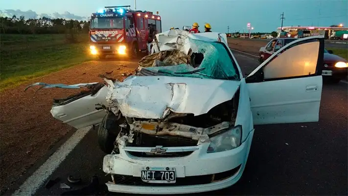 Un hombre murió al incrustarse un auto contra un camión