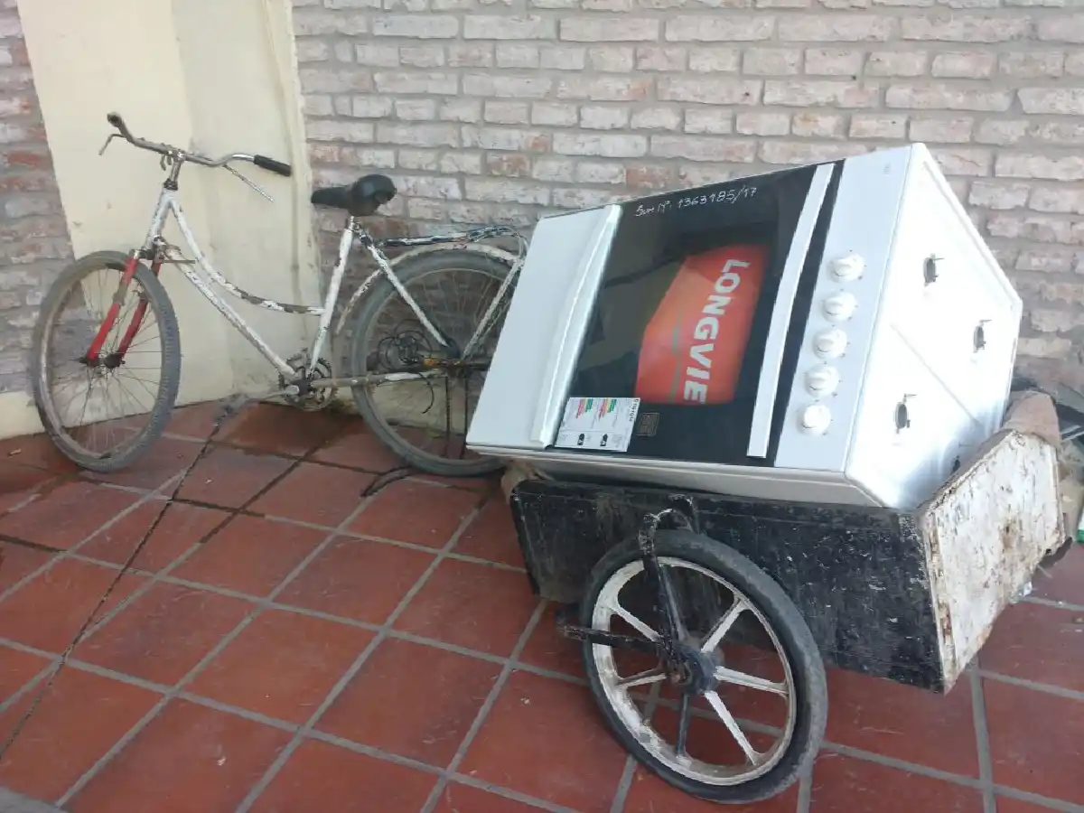 Robaron una cocina y los detienen cuando huían con un carro  remolcado por una bicicleta