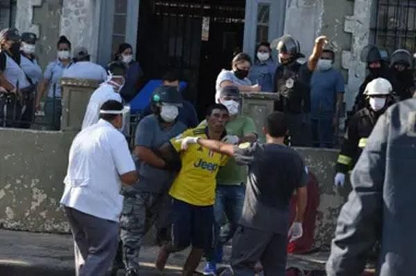 Corrientes: un muerto y 10 heridos en motín en una cárcel