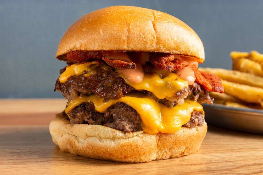 Insólito: pidió una hamburguesa por delivery y cuando iba a recibirla, un vecino se le adelantó y se la robó