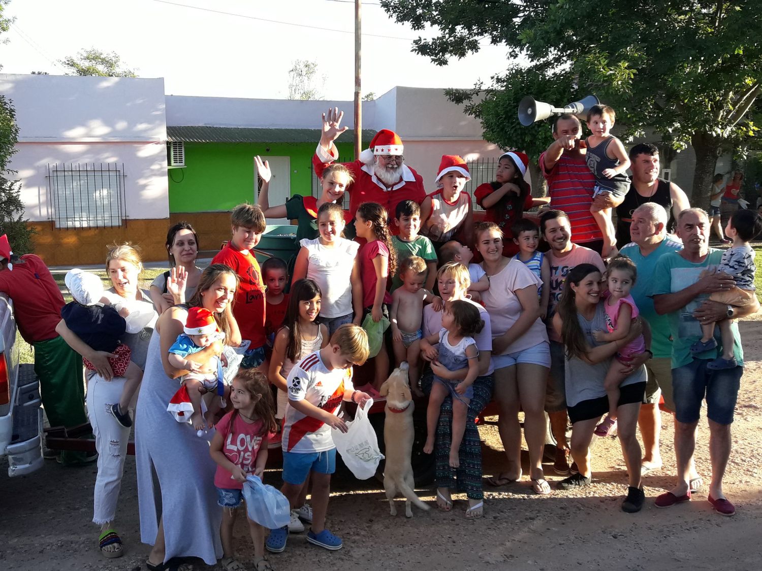 Pepo Noel prepara su trineo para recorrer las calles de Larroque