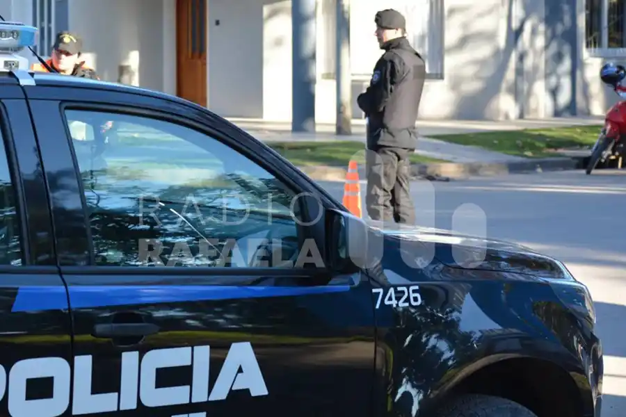 Circulaba de manera sospechosa por las calles rafaelinas: tras identificarlo descubrieron que llevaba estupefacientes