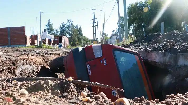 Video: Un auto cayó en el pozo de una obra que no estaba señalizada