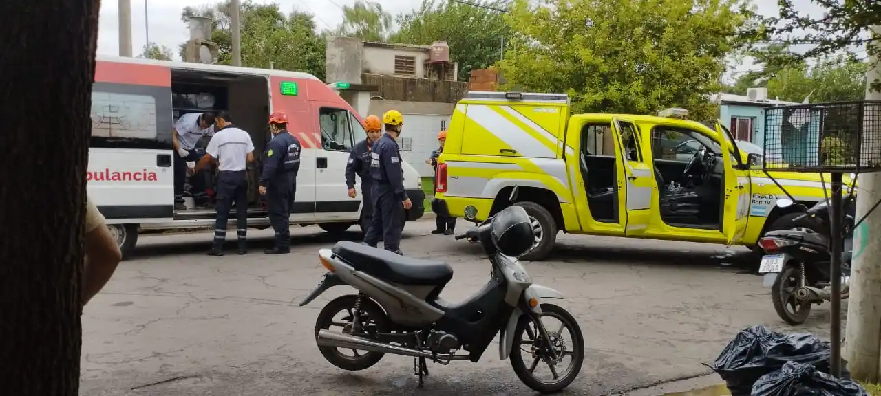 La conductora de la moto sufrió abrasiones y traumatismos.