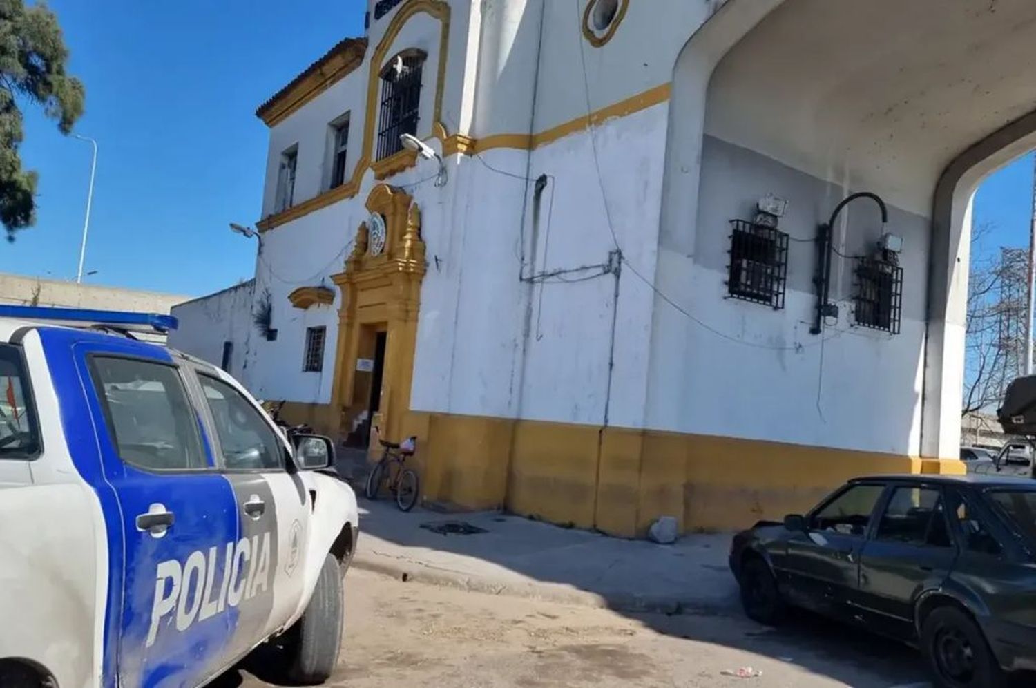 Durante una persecución policial, ladrones se tiraron de un puente y uno de ellos murió