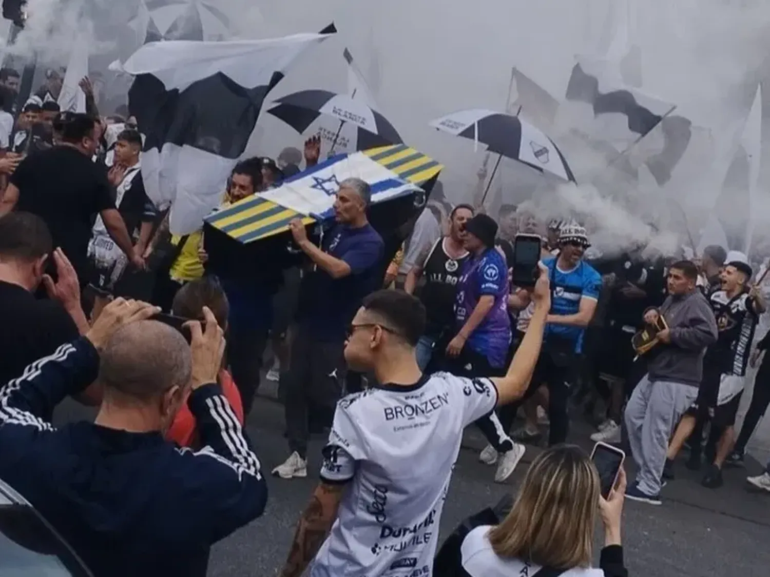 La hinchada de All Boys realizó actos antisemitas ante Atlanta. Foto: Noticias Argentinas