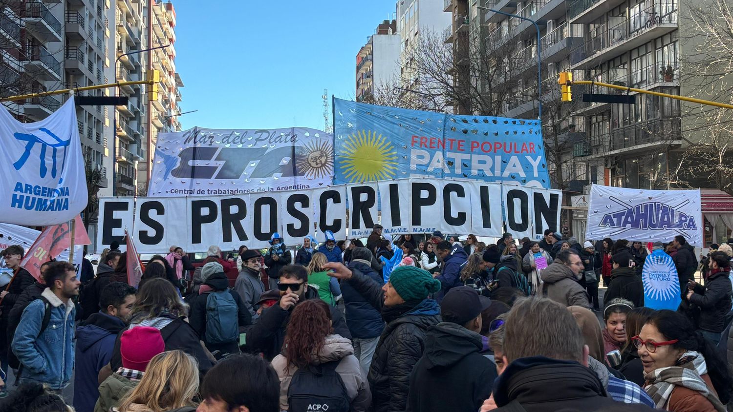 Organizaciones sociales, políticas y sindicatos marchan en la ciudad.