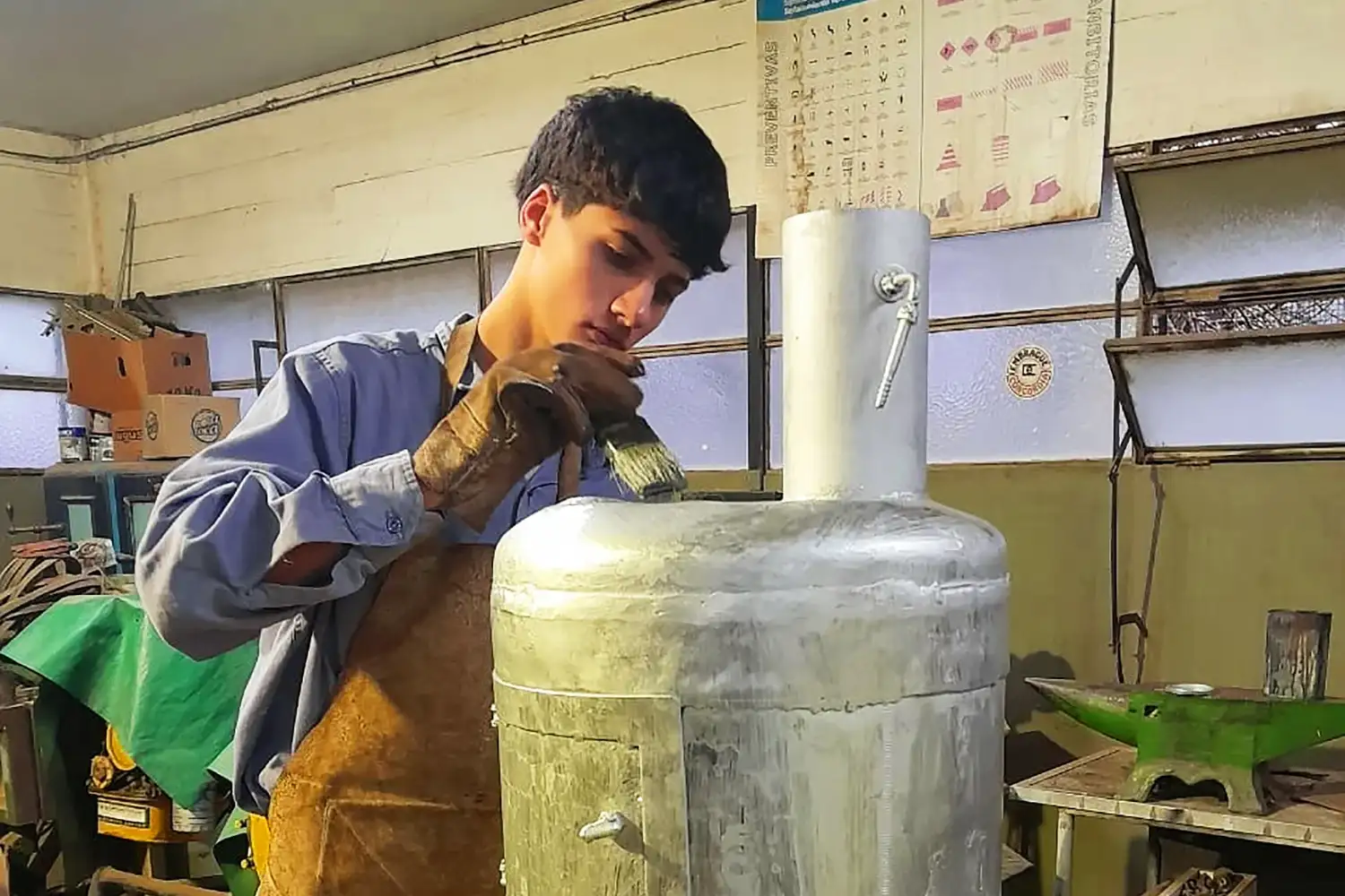 Estudiantes de una escuela técnica fabrican salamandras para donar a familias que asiste Cáritas