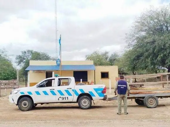 Detuvieron a dos hombres y secuestraron postes de maderas y un carrito