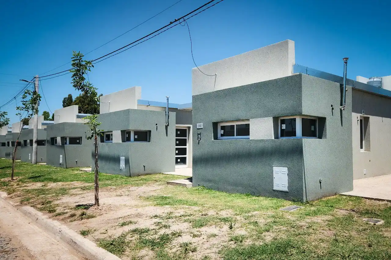 Kicillof entregó viviendas a familias de Tandil y Ayacucho
