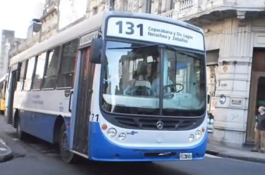 Abordaron a un colectivero, lo obligaron a conducir y lo balearon en un intento de robo
