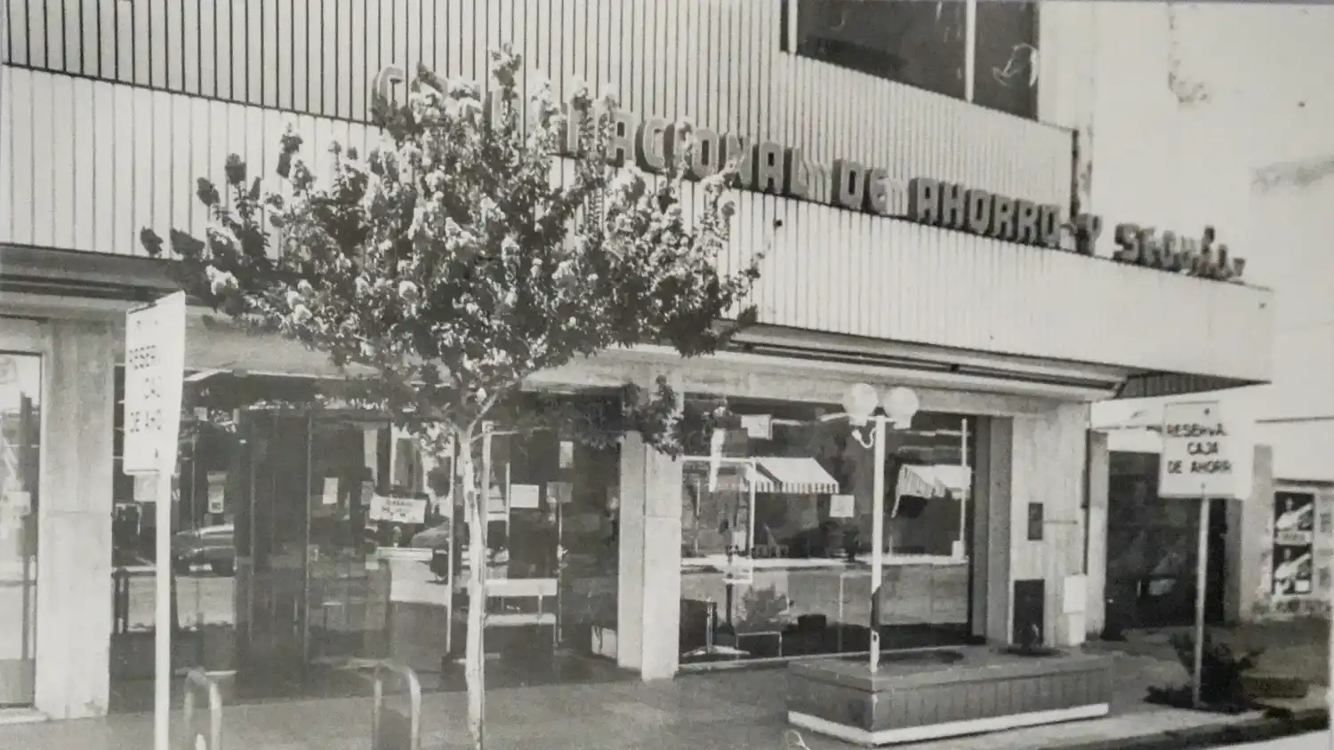Frente. De la filial local de la Caja Nacional de Ahorro y Seguro
