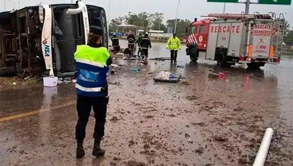 Micro volcó en Entre Ríos: hay cinco muertos y 50 heridos