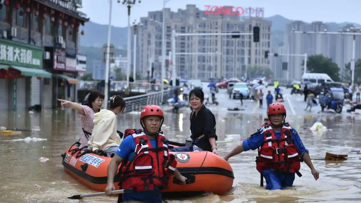 Evacúan a decenas de miles de personas en China por fuertes inundaciones