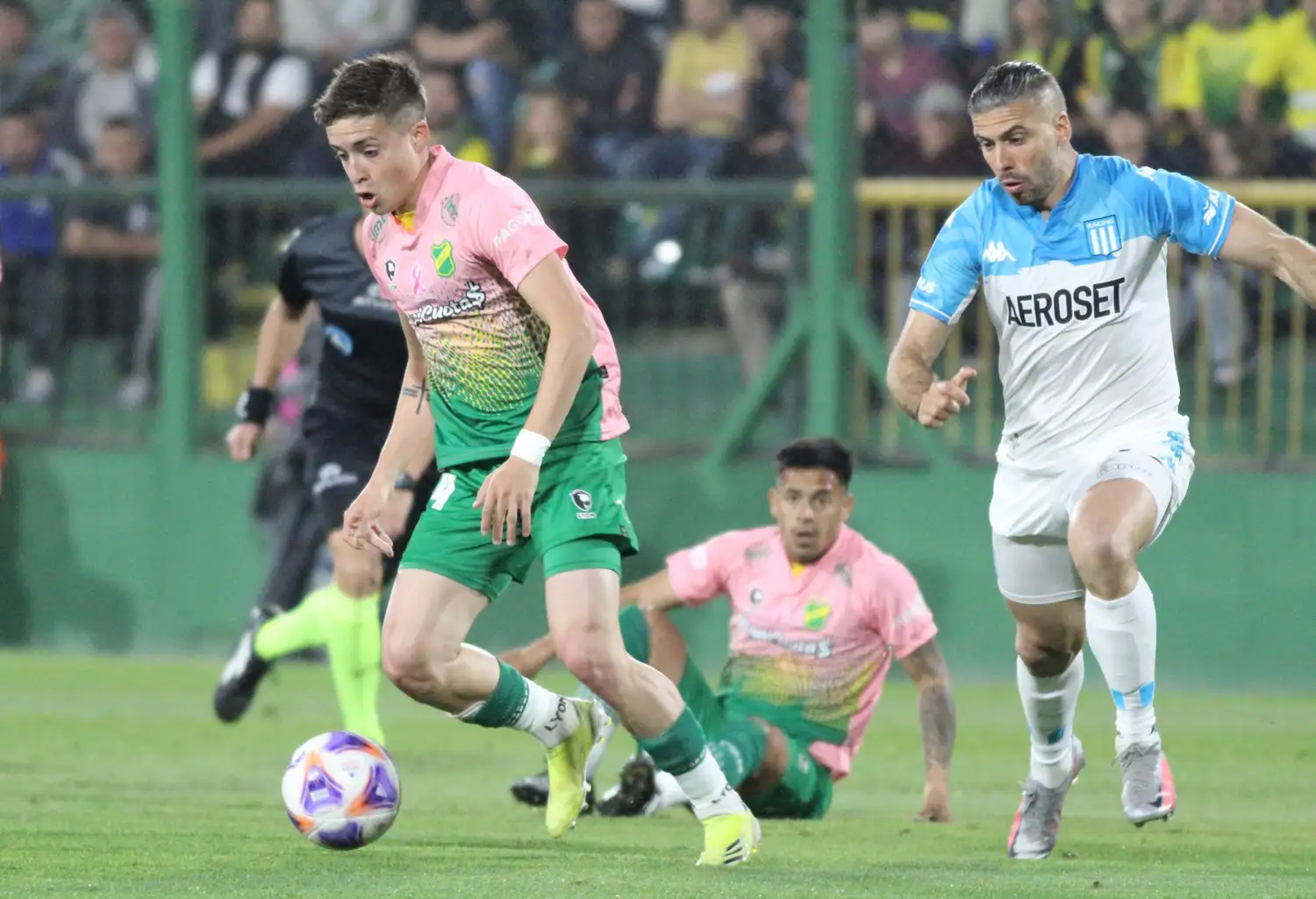 Racing perdió terreno con un emotivo empate en Varela