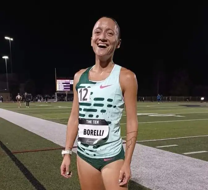La felicidad en la cara de Flor Borelli luego de lograr el récord sudamericano en 10 mil metros en pista.