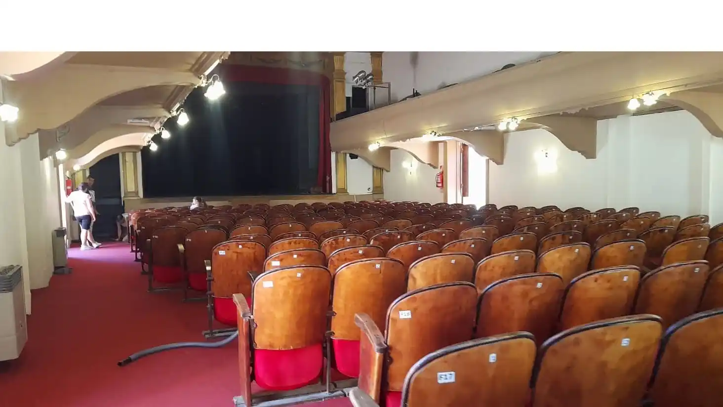 Trabajo de alfombrado en la sala del Teatro Italia.