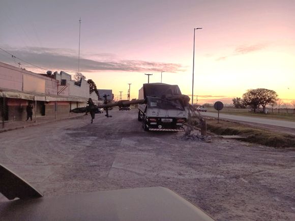 Camión chocó una columna de electricidad en Pueblo Doyle: la localidad quedó sin luz