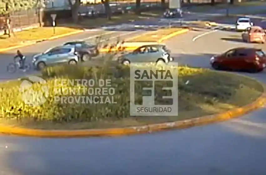 Video: un automóvil y una bicicleta protagonizaron otro choque en Av. Belgrano y Pellegrini