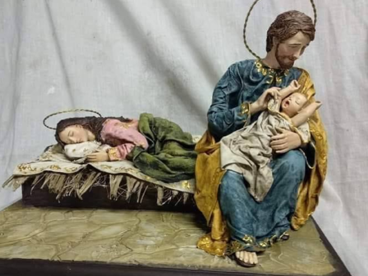 “Dejemos descansar a mamá”: el pesebre en el que José cuida a Jesús mientras María duerme